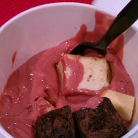 Das Foto wurde bei Sweet CeCe&amp;#39;s Frozen Yogurt and Treats von Sam D. am 1/12/2012 aufgenommen