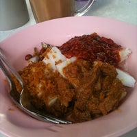 Photo taken at Lontong Power Kg Pasir Puteh by fitfingers on 9/16/2011