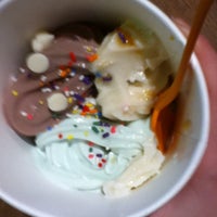 Foto scattata a Orange Leaf Frozen Yogurt da Malinda M. il 4/16/2012