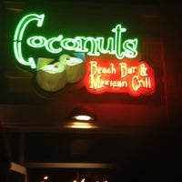 Foto tirada no(a) Coconuts Beach Bar and Mexican Grill por Edwin G. em 8/18/2012