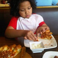Photo taken at Pizza Hut by Febri S. on 11/27/2011