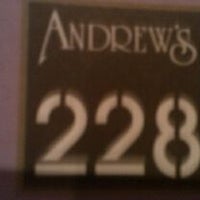 รูปภาพถ่ายที่ Andrew&amp;#39;s 228 โดย Paula K. เมื่อ 6/25/2011