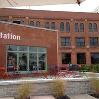 Foto tomada en Filling Station Restaurant  por Anthony P. el 7/18/2012
