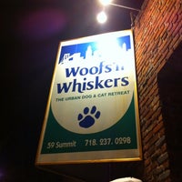 รูปภาพถ่ายที่ Woofs &#39;n Whiskers โดย Benjamin D. เมื่อ 1/13/2011