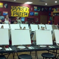 รูปภาพถ่ายที่ Pinot&amp;#39;s Palette โดย Debra D. เมื่อ 11/13/2011