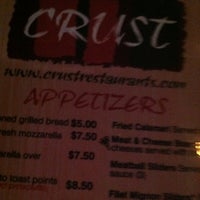 Foto tirada no(a) Crust Pizza &amp;amp; Wine Cafe por Jenn K. em 6/28/2012