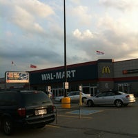 Foto tirada no(a) Walmart por KittyGinaMeow S. em 8/3/2012
