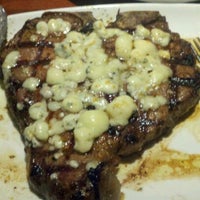 Photo taken at LongHorn Steakhouse by William N. on 8/14/2011
