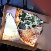 Снимок сделан в Primo Pizza 84 пользователем Emma H. 6/10/2012