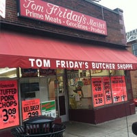 รูปภาพถ่ายที่ Tom Friday&amp;#39;s Market โดย Crystal S. เมื่อ 11/10/2011