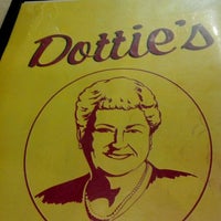 Foto tomada en Dottie&amp;#39;s Family Restaurant  por Mary B. el 1/26/2012
