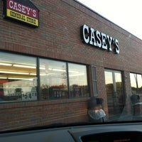 Foto tirada no(a) Casey&#39;s General Store por Chris B. em 10/31/2011