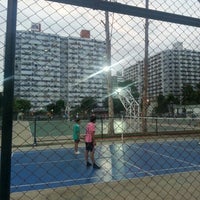 Photo taken at MTT Sport Center สนามกีฬาใจกลางคอนโดป๊อปปูล่า by Poramate M. on 8/27/2012
