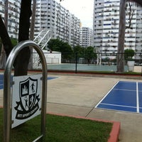 Photo taken at MTT Sport Center สนามกีฬาใจกลางคอนโดป๊อปปูล่า by Pang T. on 6/24/2012