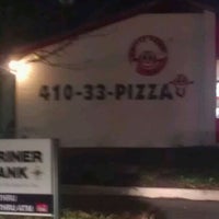 Foto tomada en Cheezy&amp;#39;s Pizza &amp;amp; Subs  por Amber S. el 2/6/2012