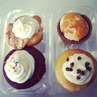 รูปภาพถ่ายที่ Cupcakes-A-Go-Go โดย OG เมื่อ 5/9/2012
