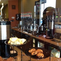 รูปภาพถ่ายที่ Coffee Grounz &amp;amp; Bake Shoppe โดย Trina F. เมื่อ 5/17/2012