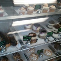 รูปภาพถ่ายที่ Sweet Dreams Desserts &amp; Bistro โดย kim c. เมื่อ 2/2/2012