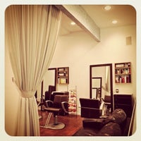 Foto tirada no(a) Capella Salon por Shai A. em 4/26/2012