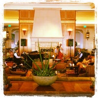 Foto tirada no(a) The Veranda Bar/Lobby Lounge at Hotel Casa Del Mar por ᴡ C. em 6/23/2012