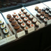 Foto tomada en Sweet Wishes Cafe Gourmet Cupcake Shop  por Alex S. el 3/23/2012