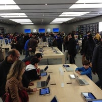 Photo taken at Apple Roma Est by Dom on 4/15/2012