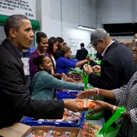 Photo prise au Capital Area Food Bank par The White House le11/24/2011