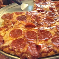 รูปภาพถ่ายที่ Fatso&amp;#39;s Pizza โดย Win K. เมื่อ 8/4/2012