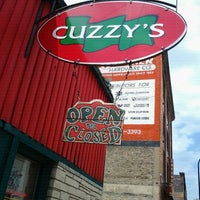 Foto tomada en Cuzzy&amp;#39;s Grill &amp;amp; Bar  por LeFreak el 6/4/2012