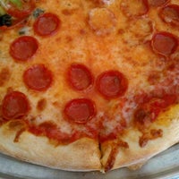 6/17/2011 tarihinde David M.ziyaretçi tarafından Village Pizzeria'de çekilen fotoğraf