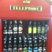 Foto tomada en Tully&amp;#39;s Beer &amp;amp; Wine  por Sandy H. el 4/2/2012