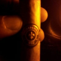 รูปภาพถ่ายที่ Merchants Cigar Bar โดย Sharath C. เมื่อ 8/25/2011