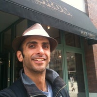 6/11/2011 tarihinde Anthony S.ziyaretçi tarafından Goorin Bros. Hat Shop - Yaletown'de çekilen fotoğraf