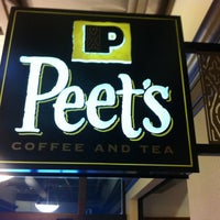 รูปภาพถ่ายที่ Peet&amp;#39;s Coffee &amp;amp; Tea โดย John N. เมื่อ 1/21/2012