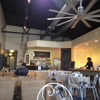 Foto scattata a To The Point Cafe &amp; Eatery da Kiana B. il 3/20/2012