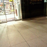 Photo taken at TSUTAYA 品川港南口店 by Unohara Y. on 8/20/2011