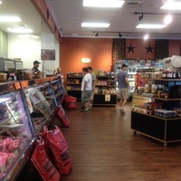รูปภาพถ่ายที่ The Butcher&amp;#39;s Market โดย Wendi L. เมื่อ 6/2/2012