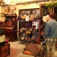 12/18/2011 tarihinde Lambert T.ziyaretçi tarafından Goorin Bros. Hat Shop'de çekilen fotoğraf