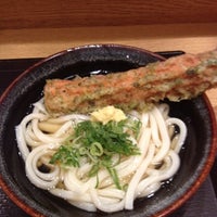 Photo taken at 宮武讃岐製麺所 東京ミッドタウン店 by Marinin on 8/6/2012
