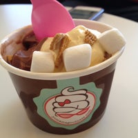 4/5/2012にChris S.がYo Mama! Frozen Yogurt &amp;amp; Goodiesで撮った写真