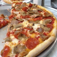 รูปภาพถ่ายที่ 42nd Street Restaurant and Pizza โดย Kerry เมื่อ 7/2/2012