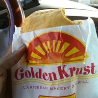 Foto tomada en Golden Krust Caribbean Restaurant  por Tiffany D. el 7/4/2012