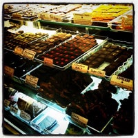 รูปภาพถ่ายที่ Lucky Chocolates, Artisan Sweets And Espresso โดย Julie L. เมื่อ 7/31/2011