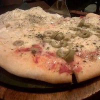 Photo taken at Almacén de Pizzas by Mercedes R. on 11/13/2011
