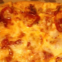 Das Foto wurde bei Vennari&amp;#39;s Pizza von Kitty K. am 4/9/2012 aufgenommen