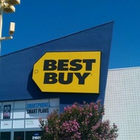 Photo taken at Best Buy by Unni P. on 8/17/2011