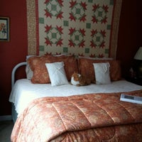 Foto diambil di Miller Tree Inn Bed &amp;amp; Breakfast oleh Hope pada 1/23/2012