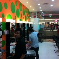 11/6/2011 tarihinde S M.ziyaretçi tarafından Shunji Matsuo Hair Salon @ 313'de çekilen fotoğraf