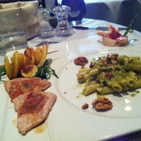 Foto tomada en Roses Restaurant  por Marcello F. el 2/27/2012