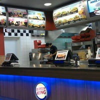 รูปภาพถ่ายที่ Burger King โดย willem b. เมื่อ 10/24/2011